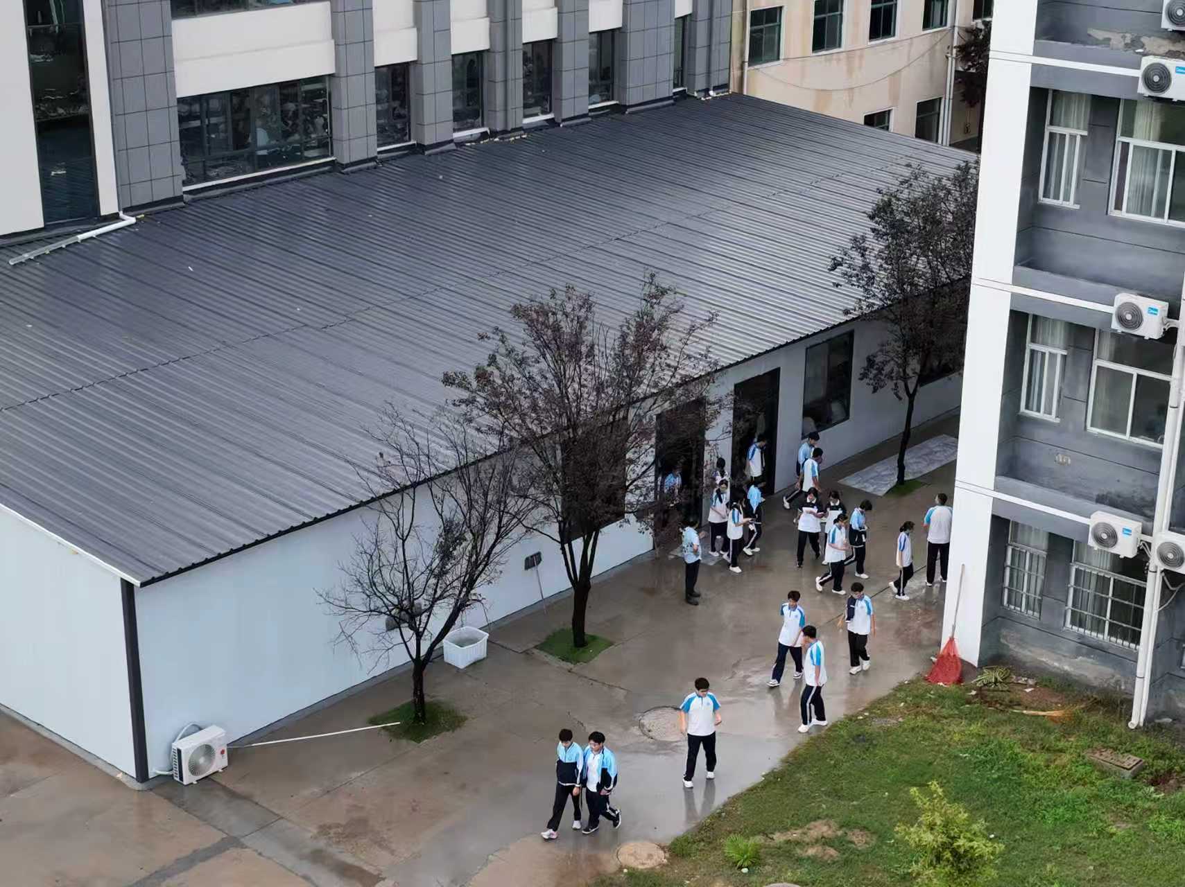 周口淮阳人民中学被曝临时餐厅存多重隐患 让家长引担忧