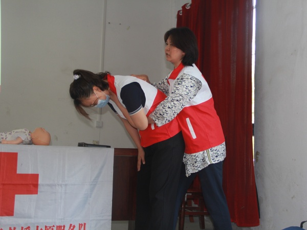 襄州区黄集镇：心肺复苏培训进校园 急救技能助力教师更全能  (图1)