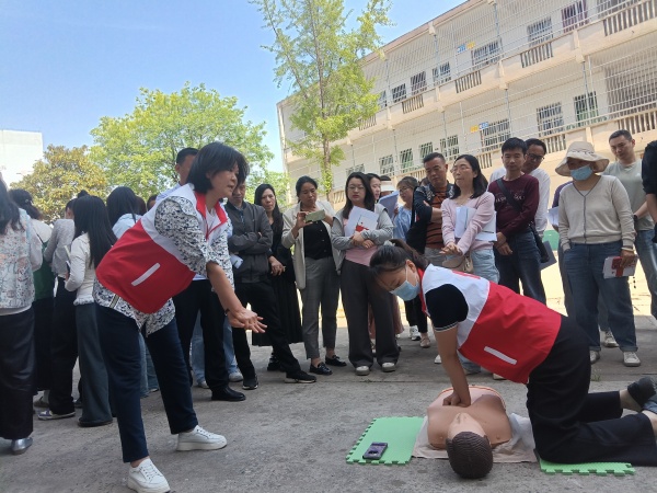 襄州区黄集镇：心肺复苏培训进校园 急救技能助力教师更全能  (图4)