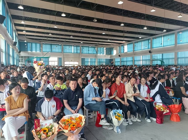 安徽霍山文峰学校举办2025高三年级成人礼 共赴青春新征程(图3) 安徽霍山文峰学校举办2025高三年级成人礼 共赴青春新征程(图3)