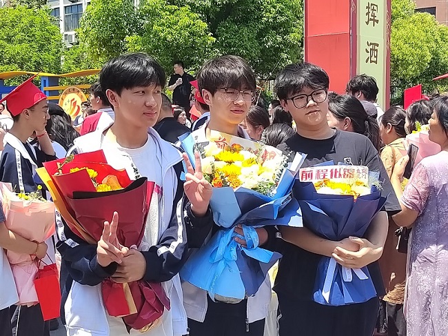 安徽霍山文峰学校举办2025高三年级成人礼 共赴青春新征程(图6) 安徽霍山文峰学校举办2025高三年级成人礼 共赴青春新征程(图6)