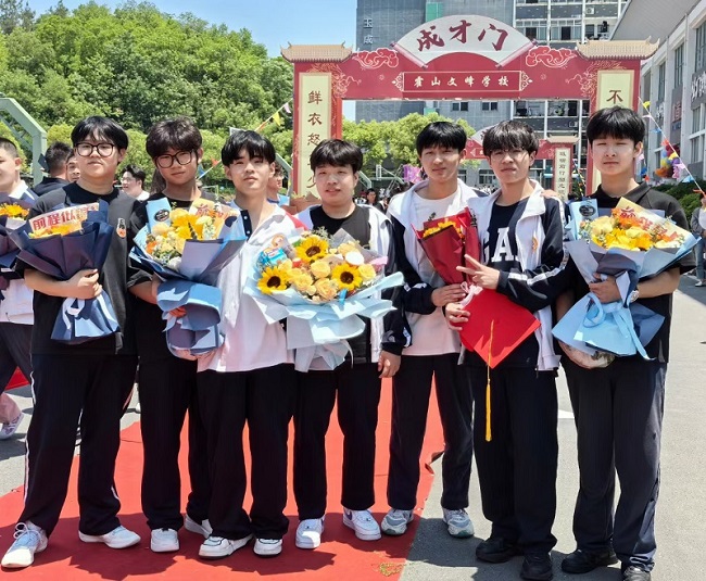 安徽霍山文峰学校举办2025高三年级成人礼 共赴青春新征程(图7) 安徽霍山文峰学校举办2025高三年级成人礼 共赴青春新征程(图7)