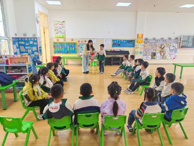 消防“驻”童心 安全“伴”童行——湖北省沙洋县后港镇第二中心幼儿园消防安全疏散演练(图1)