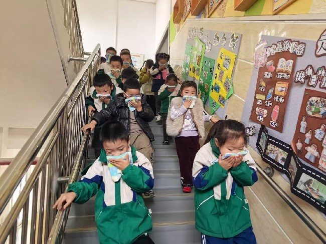 消防“驻”童心 安全“伴”童行——湖北省沙洋县后港镇第二中心幼儿园消防安全疏散演练(图2)