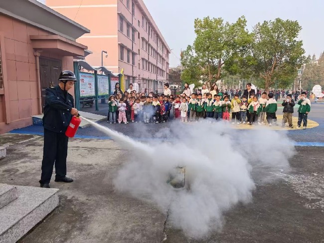 消防“驻”童心 安全“伴”童行——湖北省沙洋县后港镇第二中心幼儿园消防安全疏散演练(图3)
