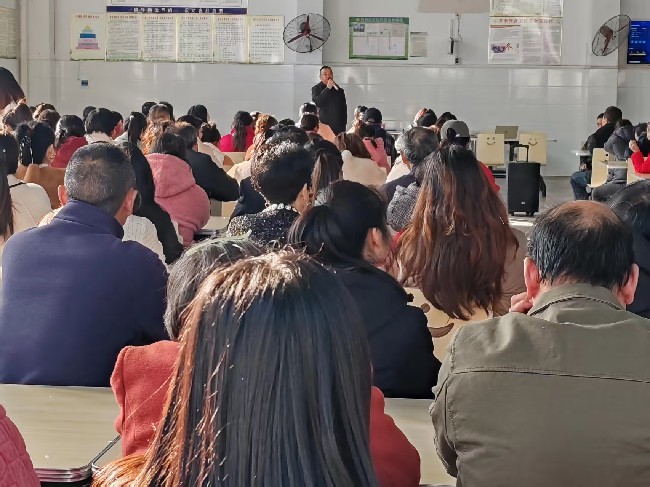 家校同心筑桥梁 协同共育助成长——沙洋县后港小学低段家长会绘就育人新图景(图1) 家校同心筑桥梁 协同共育助成长——沙洋县后港小学低段家长会绘就育人新图景(图1)