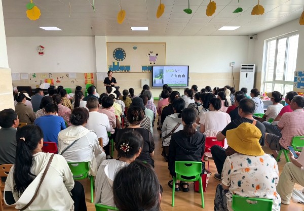 湖北沙洋：“童”你一起 “伴”日相约——后港镇第二中心幼儿园开展家长半日开放活动(图1)
