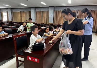 警营护童心 “警”彩伴暑假——绛县公安第三期警娃暑期托管班温情满溢(图4)